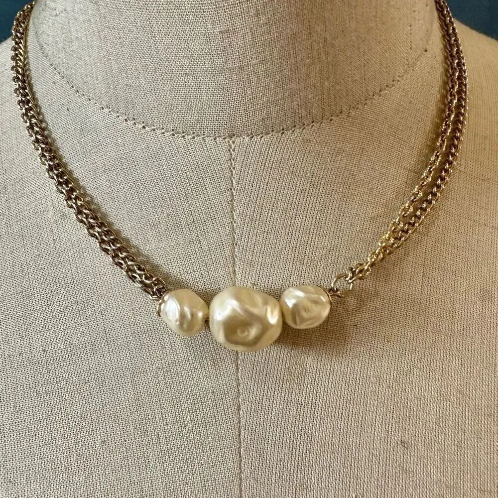 Vintage faux pearl pendant necklace